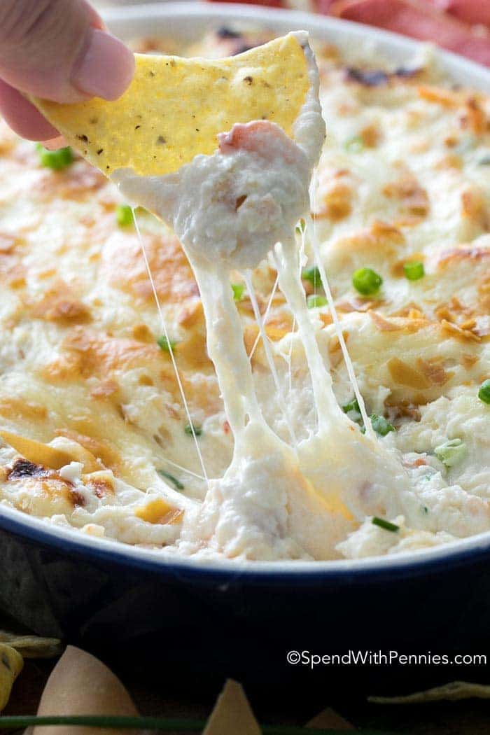¡Este chapuzón fácil y cursi de cangrejo sabe a nuestros aperitivos favoritos de rangoon de cangrejo!