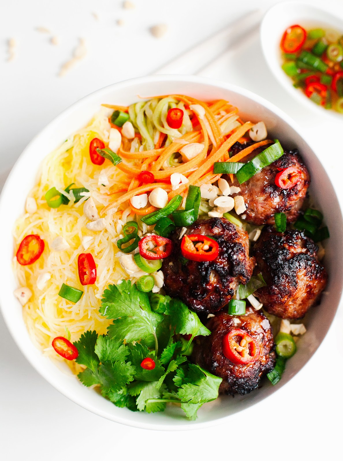 Almôndega de carne de porco caramelizada vietnamita 