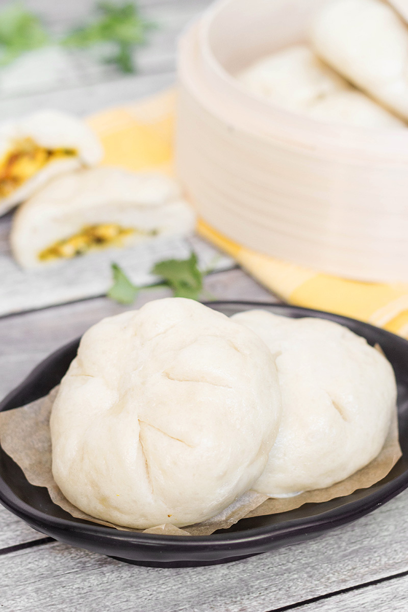 Esses pães cozidos no vapor, chamados Siopao, vêm das Filipinas. Eles podem ser preenchidos com o que você quiser! Eu fiz o meu com um fantástico recheio de curry de frango!