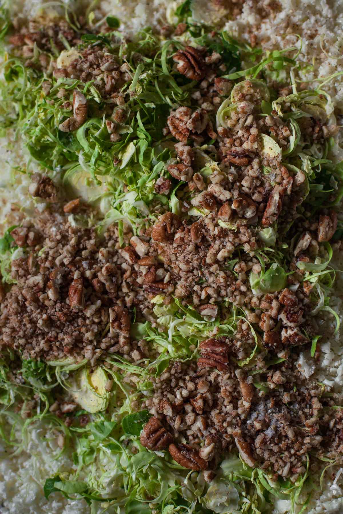 Ingredientes para o arroz de couve-flor assada com couve de Bruxelas e nozes (Paleo, Whole30) | acalculatedwhisk.com
