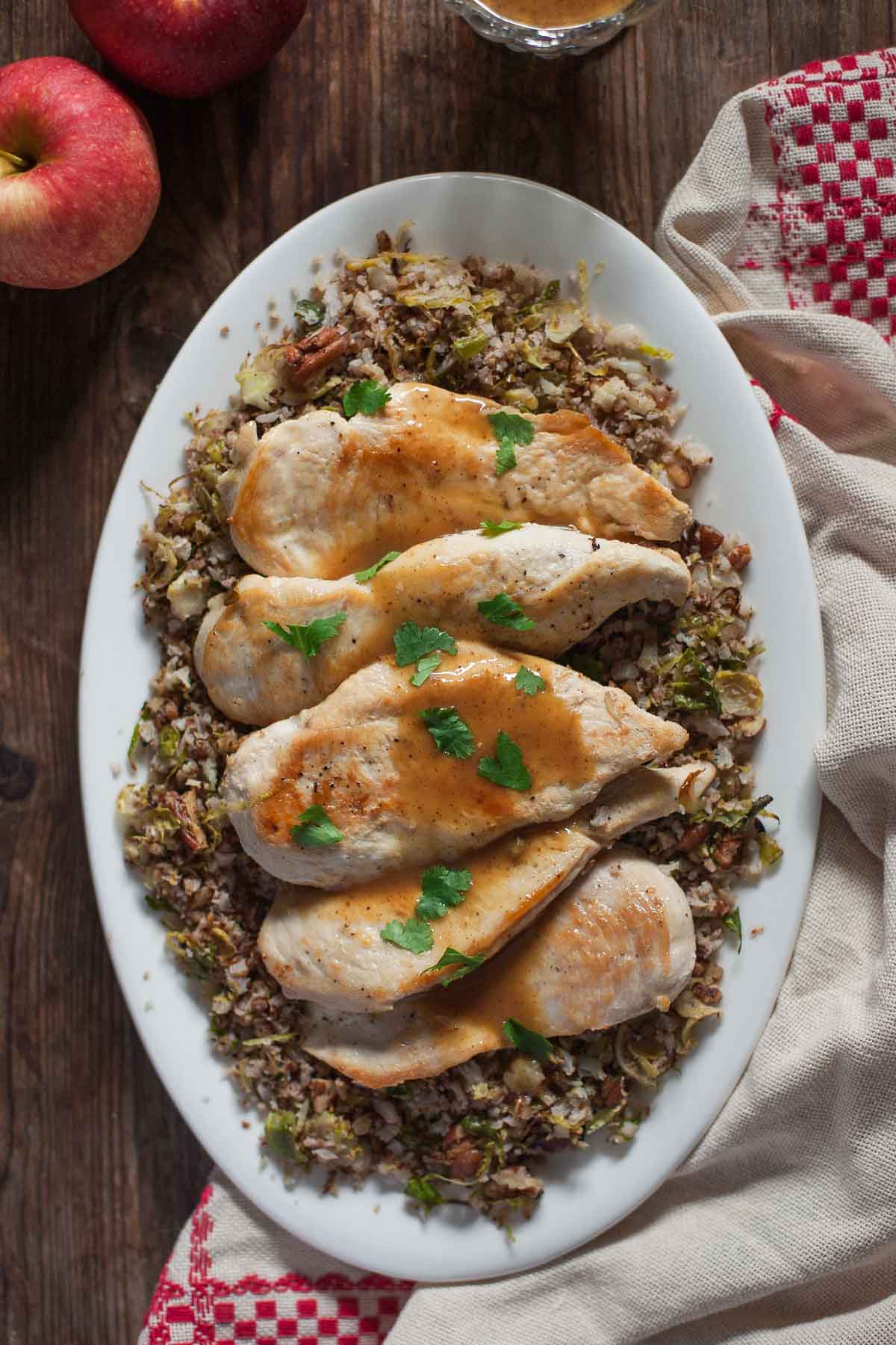 Frango esmaltado com cidra com arroz de couve-flor assada (Paleo, Whole30) | acalculatedwhisk.com