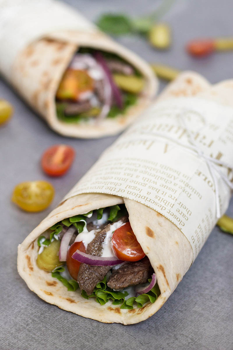 Este Shawarma de carne libanesa tem tudo o que você precisa: carne macia, legumes e o incrível molho de tahine. Toda essa bondade embrulhada em pão árabe. Perfeição!