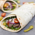Este Shawarma de carne libanesa tem tudo o que você precisa: carne macia, legumes e o incrível molho de tahine. Toda essa bondade embrulhada em pão árabe. Perfeição!