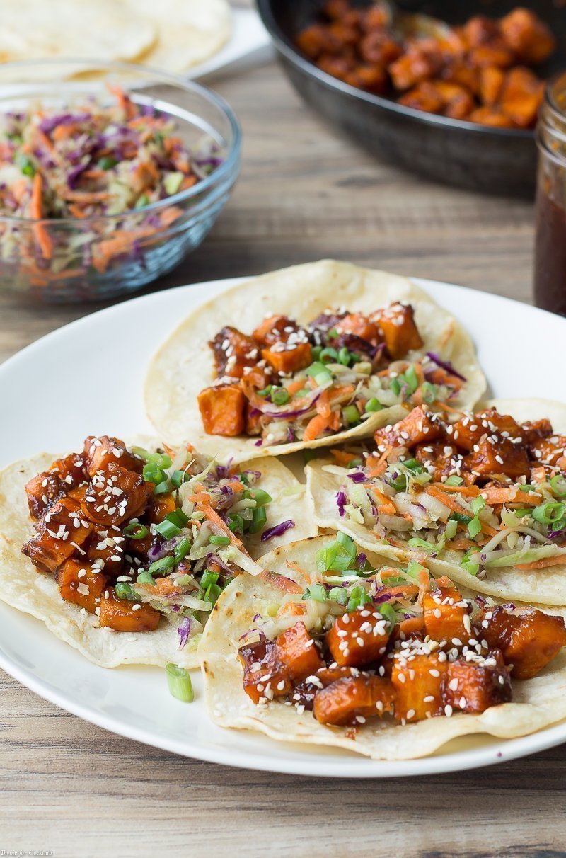 Visão ampla vertical de tacos de batata-doce de churrasco na Mongólia com salada de brócolis e molho de churrasco na Mongólia