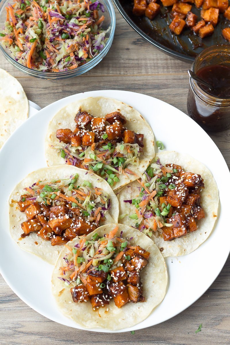 Foto aérea da receita de tacos de batata doce para churrasco da Mongólia