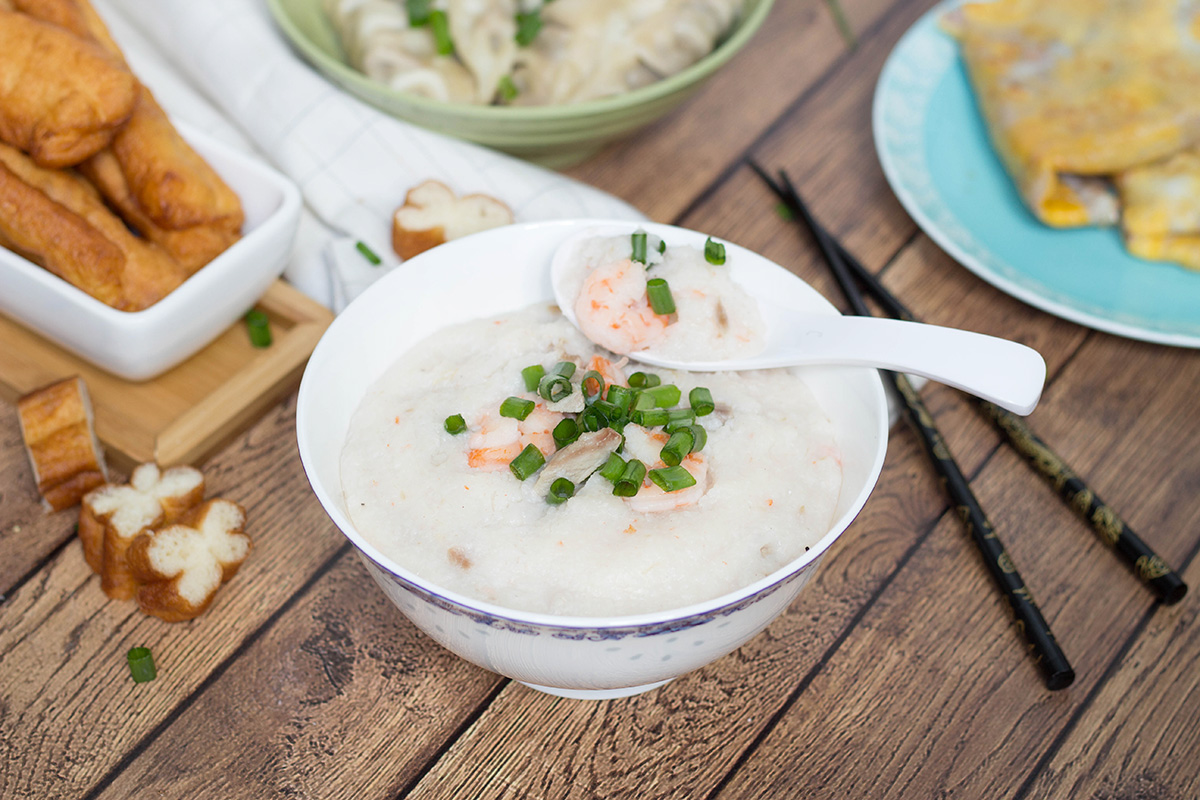 Uma olhada no café da manhã tradicional chinês que inclui bolinhos de massa, mingau de arroz, pães fritos e panquecas incríveis! | cocinartheglobe.com