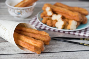Esses Crullers chineses, ou bolinhos chineses, chamados Youtiao, são um café da manhã tradicional na China. Eles podem ser apreciados como um prato independente ou mergulhados em leite de soja quente! | cocinartheglobe.com