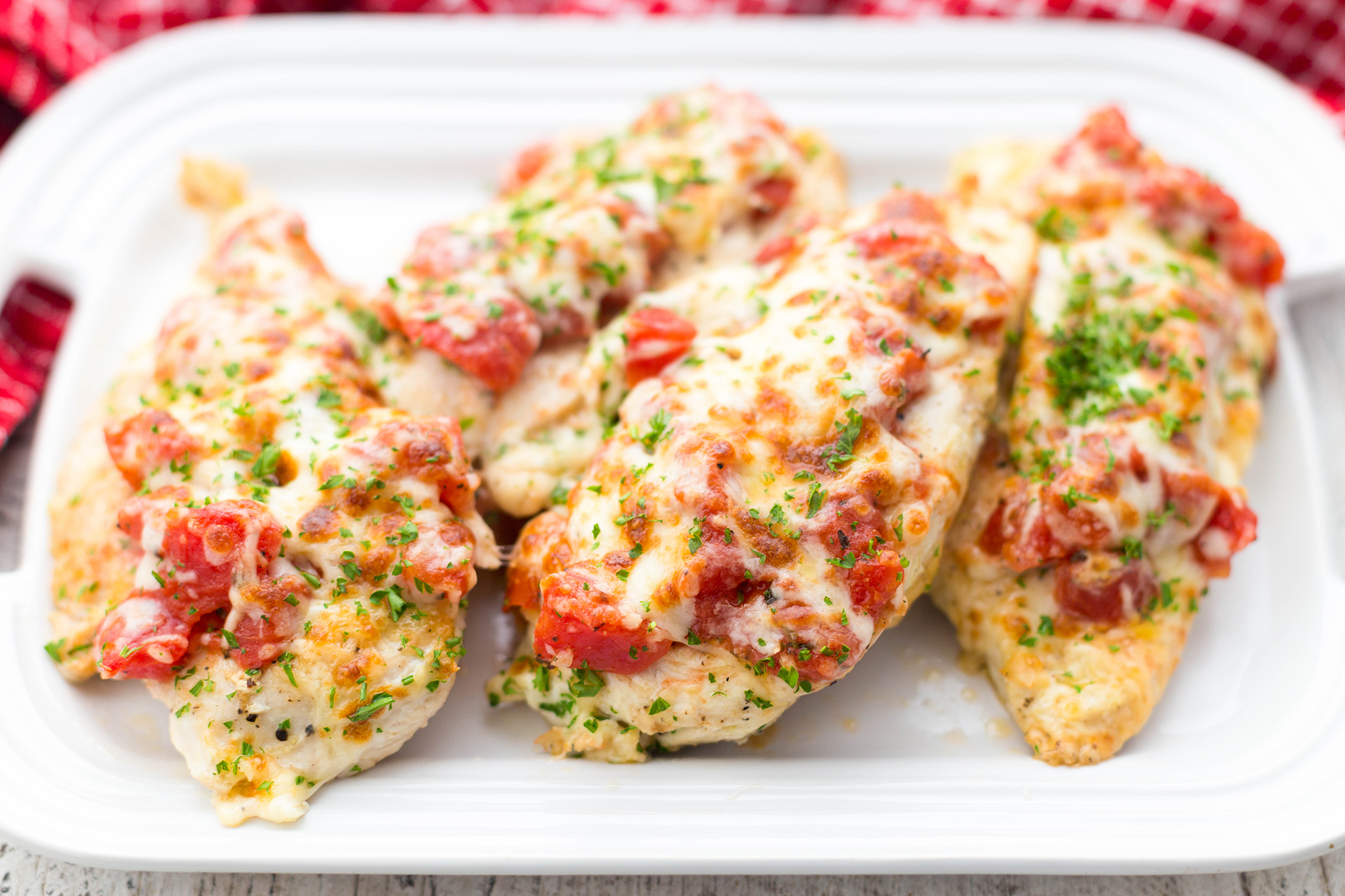 Costeletas de frango com cobertura de queijo Bruschetta no prato de servir