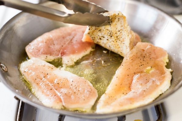 Costeletas de brusqueta de frango com queijo