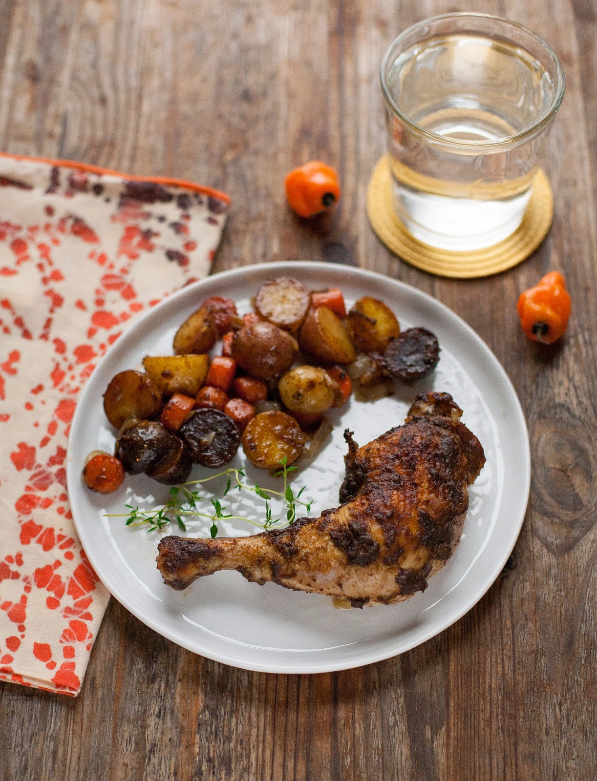 Frango Assado com Cenoura e Batata (Sem Glúten, Paleo, Whole30) | acalculatedwhisk.com