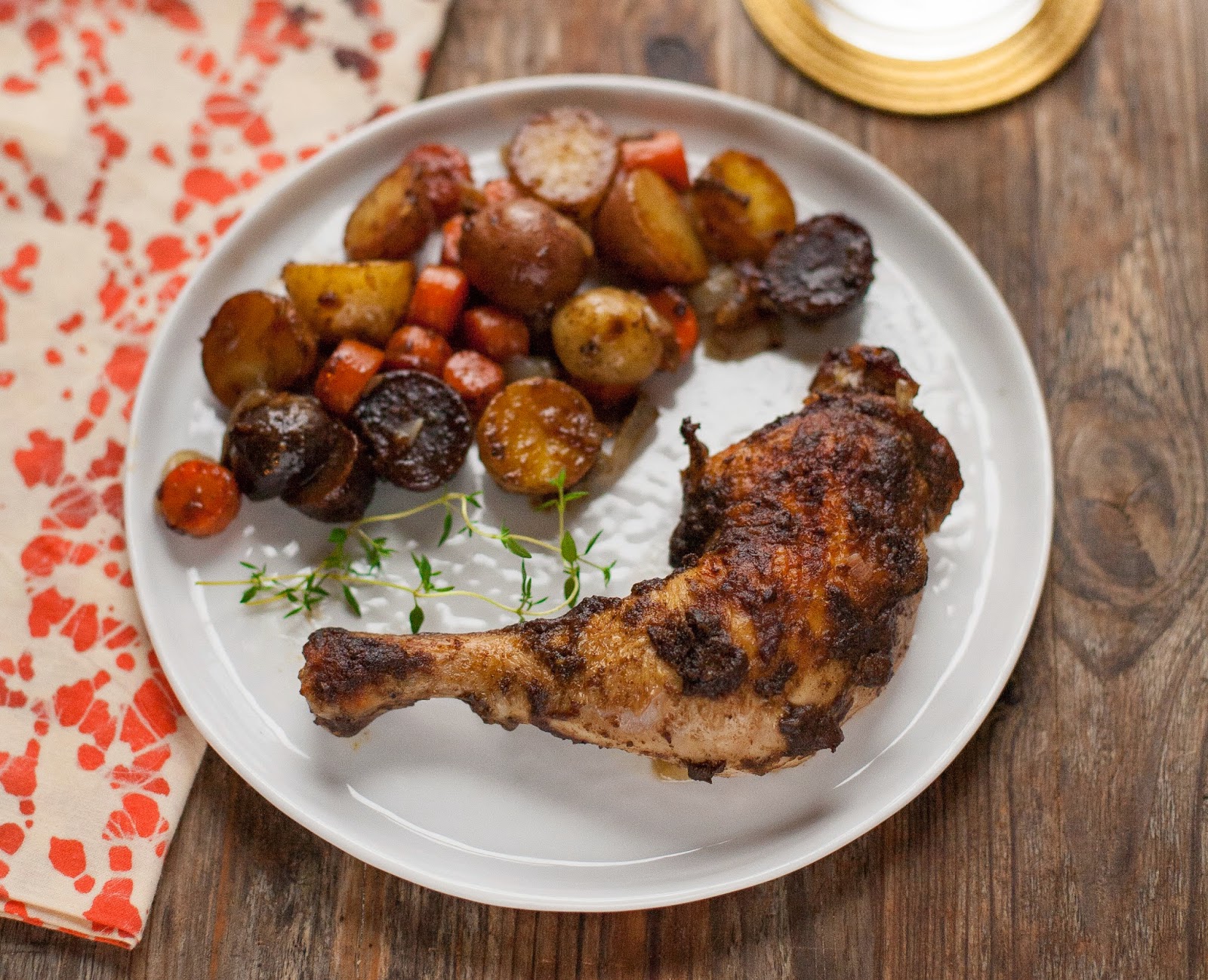 Frango Assado com Cenoura e Batata (Sem Glúten, Paleo, Whole30) | acalculatedwhisk.com
