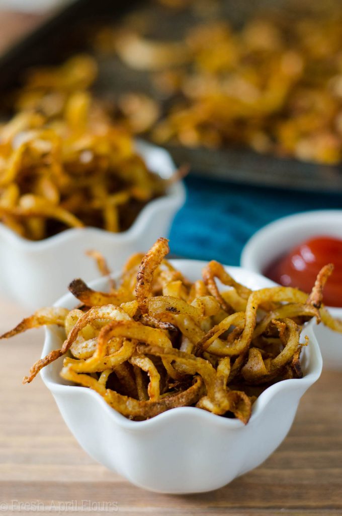 Batatas assadas encaracoladas: Batatas fritas crocantes e saborosas do seu próprio forno. Perfeito como um enfeite ou quando lhe apetecer! Pronto em menos de 15 minutos.