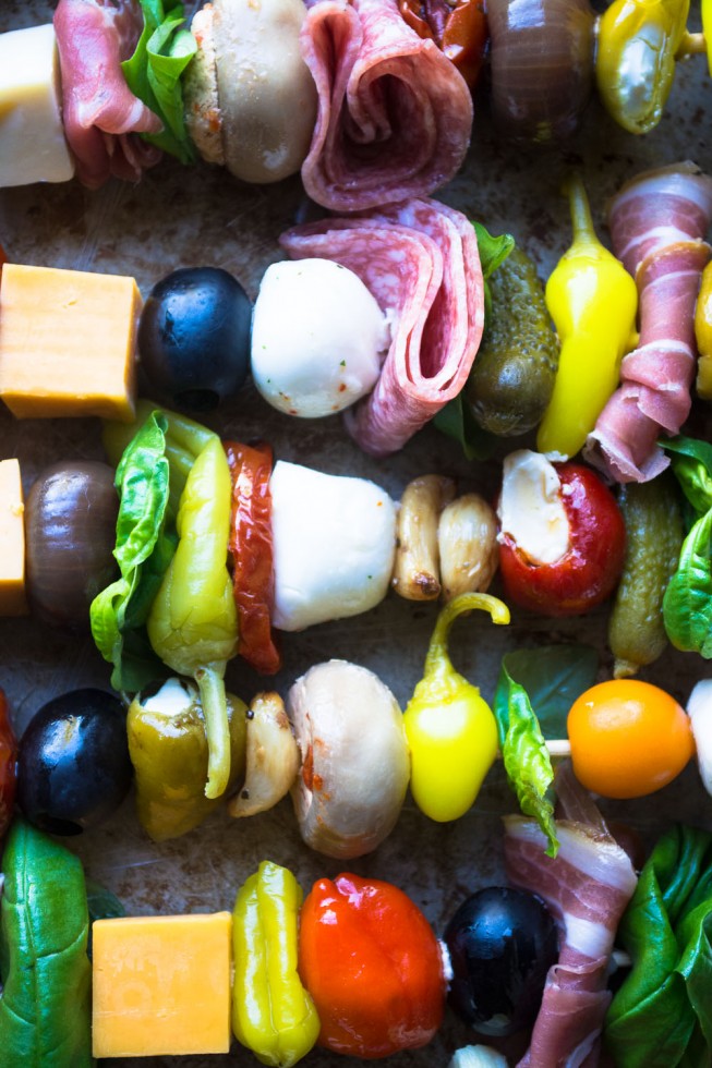 Um arco-íris de ingredientes antipasto enrolados no espeto para um lanche rápido e saudável