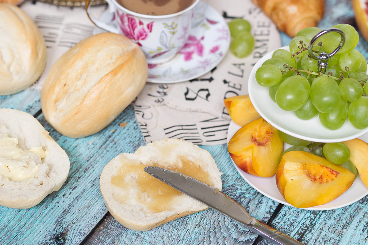 Uma olhada no famoso café da manhã francês, que inclui uma seleção de pães e coberturas, croissants, Pain au chocolat e outras guloseimas! | cocinartheglobe.com