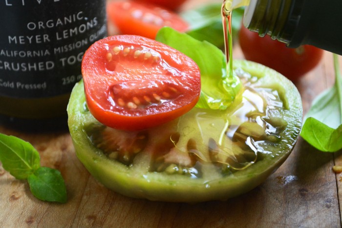 Salada Caprese com azeite OU