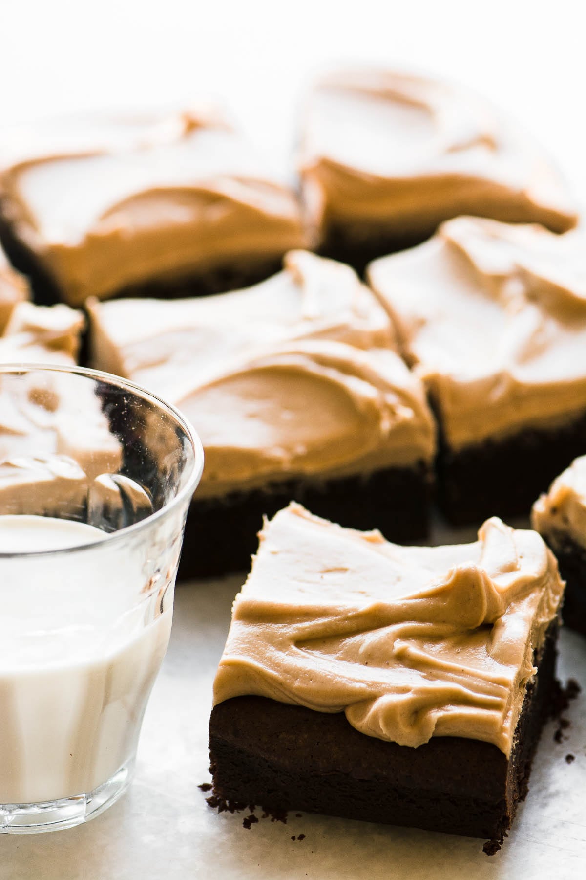 brownies helados de mantequilla de maní con un vaso de leche