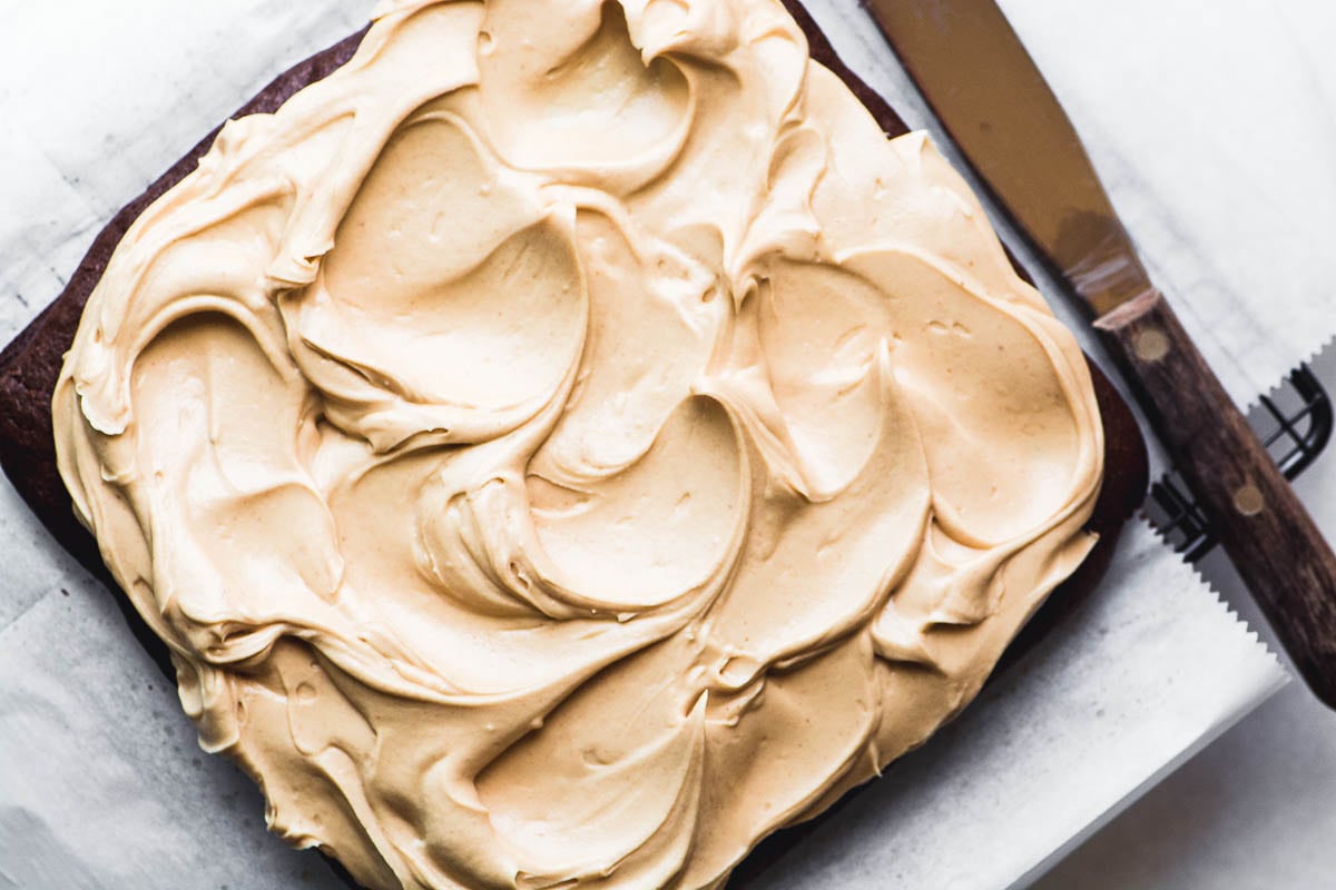 un lote de brownies glaseados con mantequilla de maní