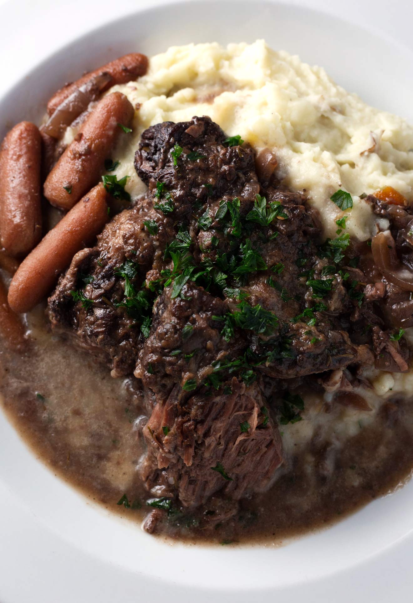 Carne refogada com vinho tinto com cenoura, cebola e alho | Comida fácil de uma panela que é comida de conforto absoluto.