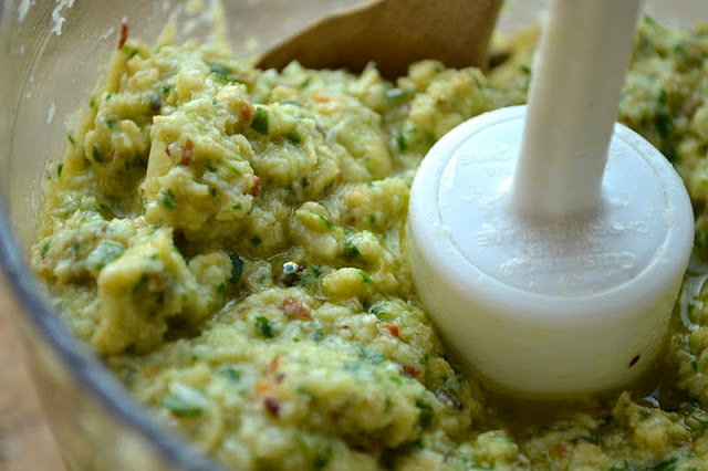 Fazendo pesto de limão e alcachofra em um processador de alimentos