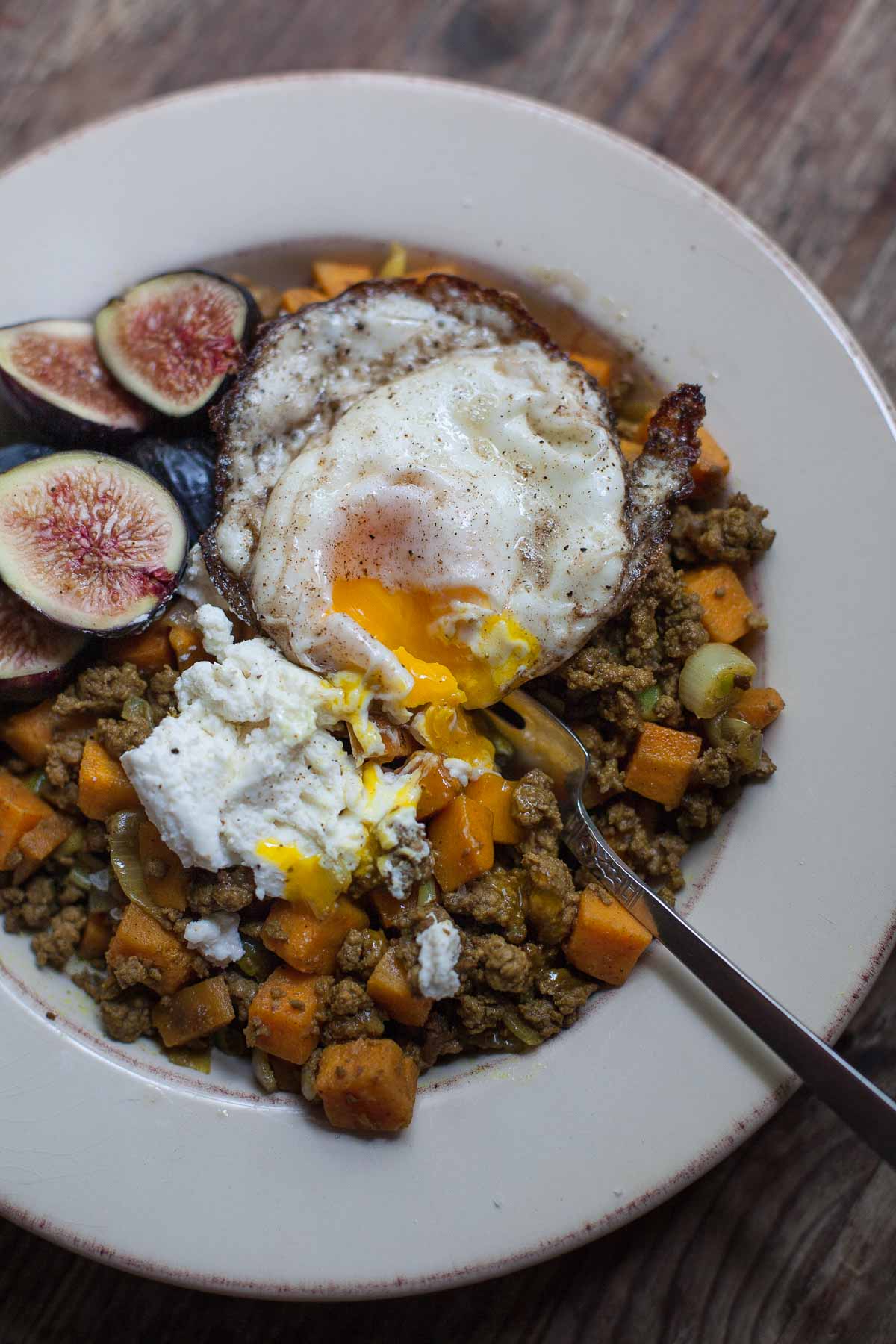 Tigelas temperadas de carne e batata doce com ovos crocantes # 30MinuteMondays | acalculatedwhisk.com Tigelas temperadas de carne e batata doce com ovos crocantes # 30MinuteMondays | acalculatedwhisk.com
