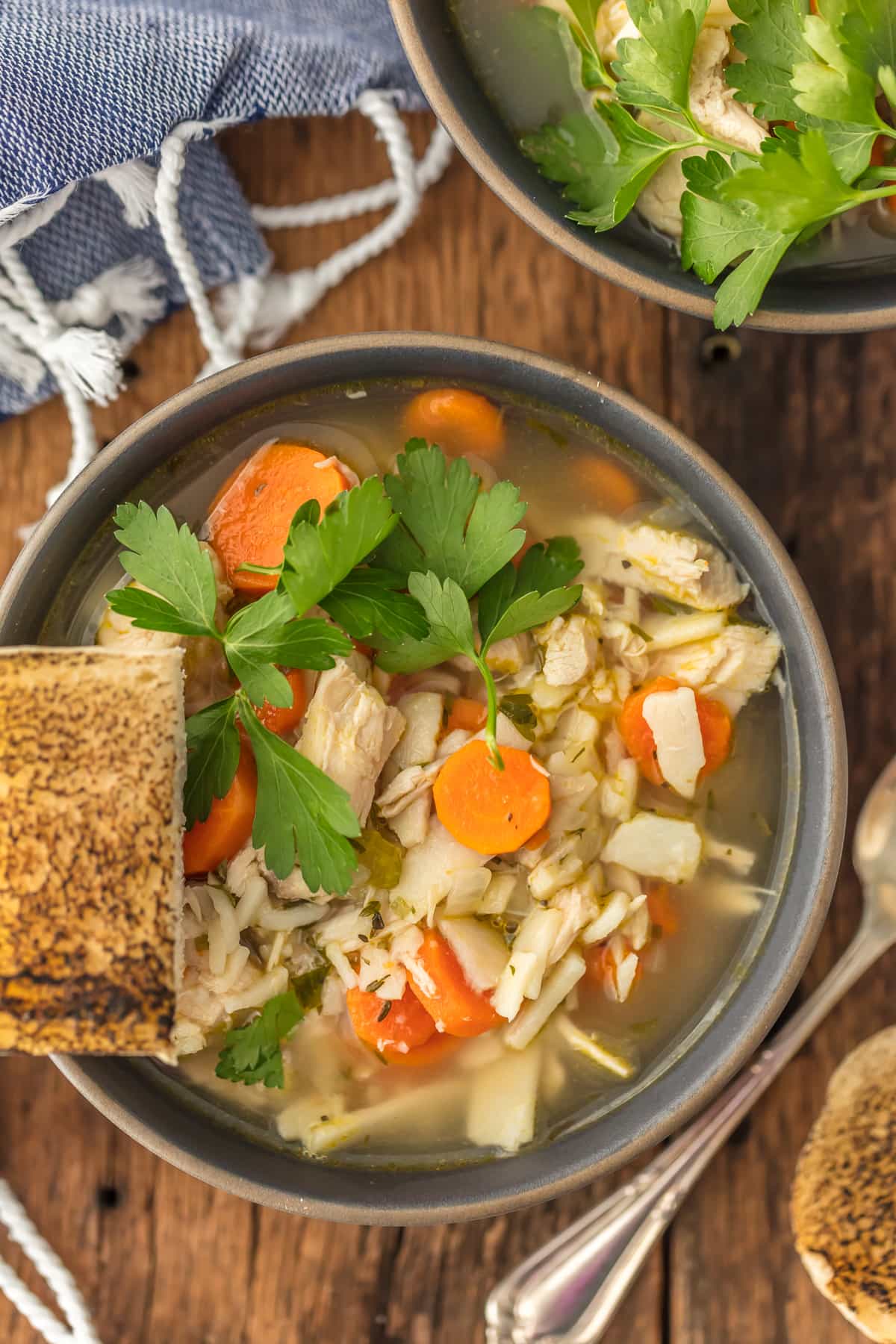 Sopa de frango caseiro é a melhor comida de conforto! Esta receita fácil de sopa de macarrão de galinha é feita em sua cozinha e tem gosto de casa. Aprender a fazer sopa de macarrão de galinha é simples! Uma tigela de sopa de galinha com cenoura, salsa e muito mais