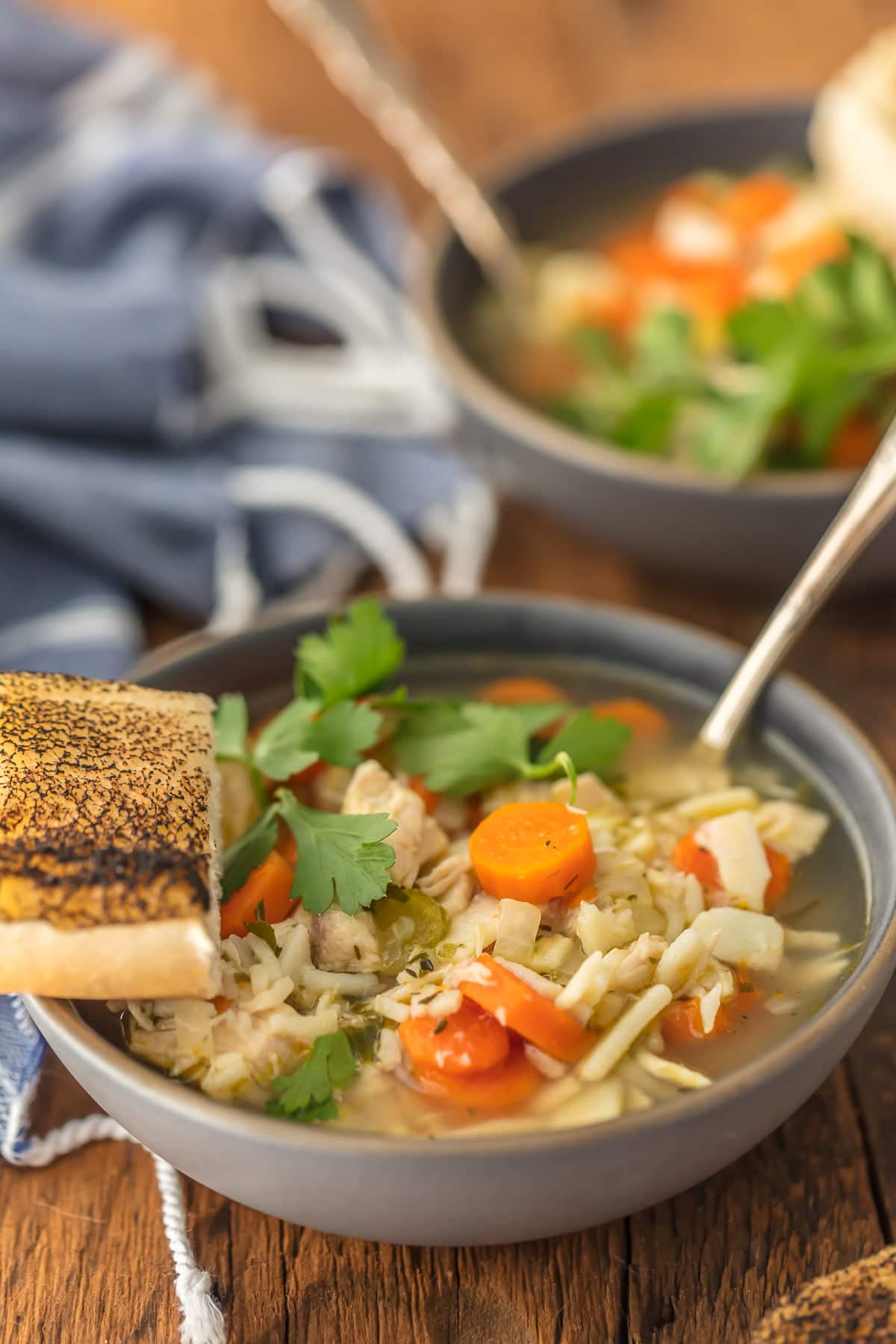 Sopa de frango caseiro é a melhor comida de conforto! Esta receita fácil de sopa de macarrão de galinha é feita em sua cozinha e tem gosto de casa. Aprender a fazer sopa de macarrão de galinha é simples! Sopa fácil de macarrão de galinha com cenoura, macarrão, frango, aipo e muito mais