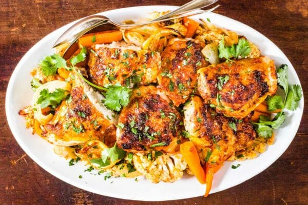 Jantar de folha com frango Sirva o frango