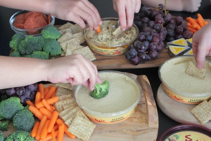 Como montar uma placa de hummus