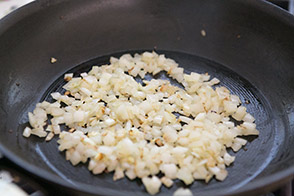 cozinhe as cebolas picadas até ficarem transparentes
