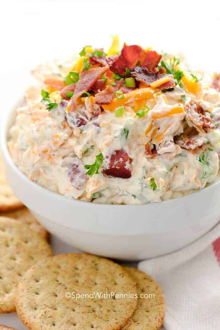 Este delicioso molho de bacon e queijo leva apenas 5 minutos e é um sucesso em todas as festas!  Carregado com bacon e queijo cheddar, é perfeito para mergulhar batatas fritas, bolachas ou legumes.