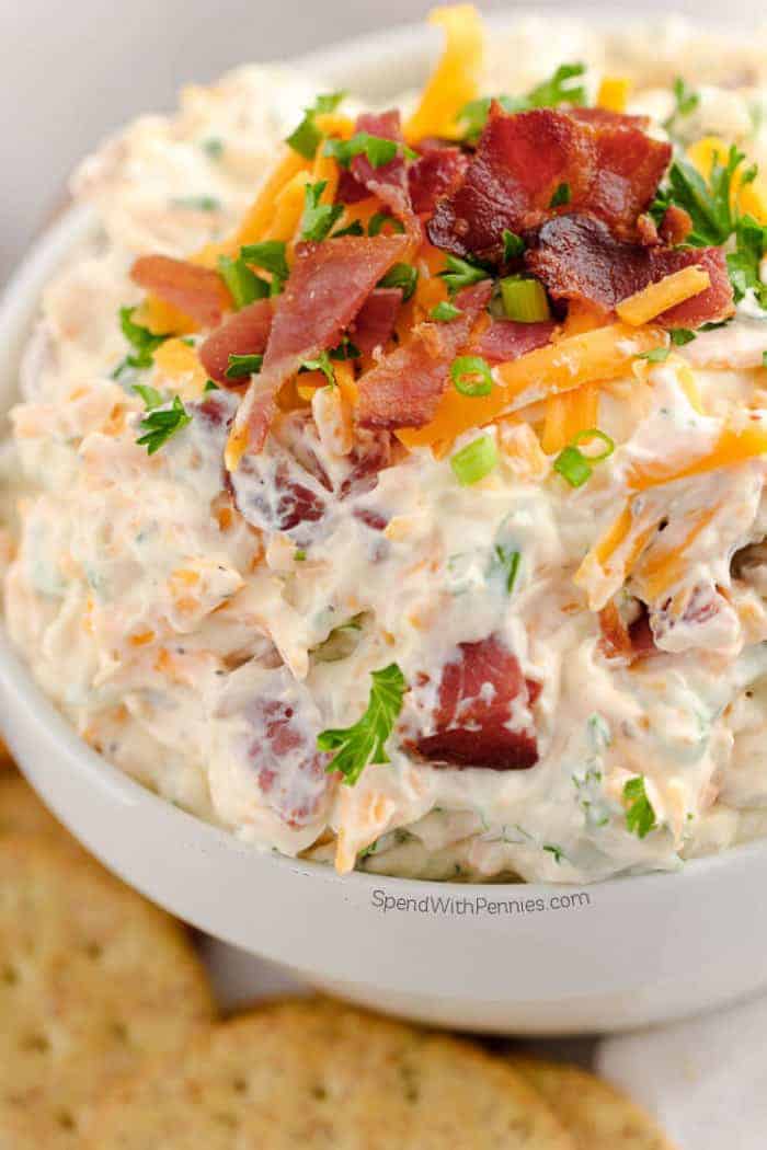 Este delicioso molho de bacon e queijo leva apenas 5 minutos e é um sucesso em todas as festas!  Carregado com bacon e queijo cheddar, é perfeito para mergulhar batatas fritas, bolachas ou legumes.