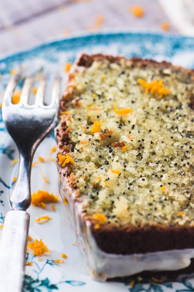 O bolo de esponja de sementes de papoila e tangerina é embalado com sabor cítrico e sementes de papoila crocantes, exatamente quando você pensou que o inverno não tinha nada novo para oferecer! ~ theviewfromgreatisland.com