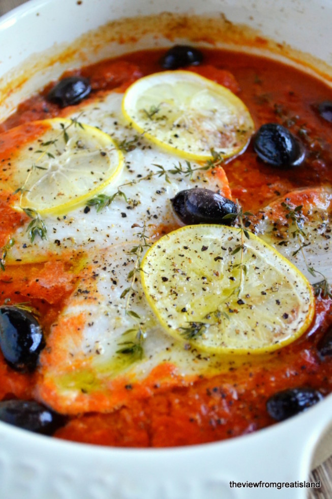 Peixe assado com molho de tomate fresco