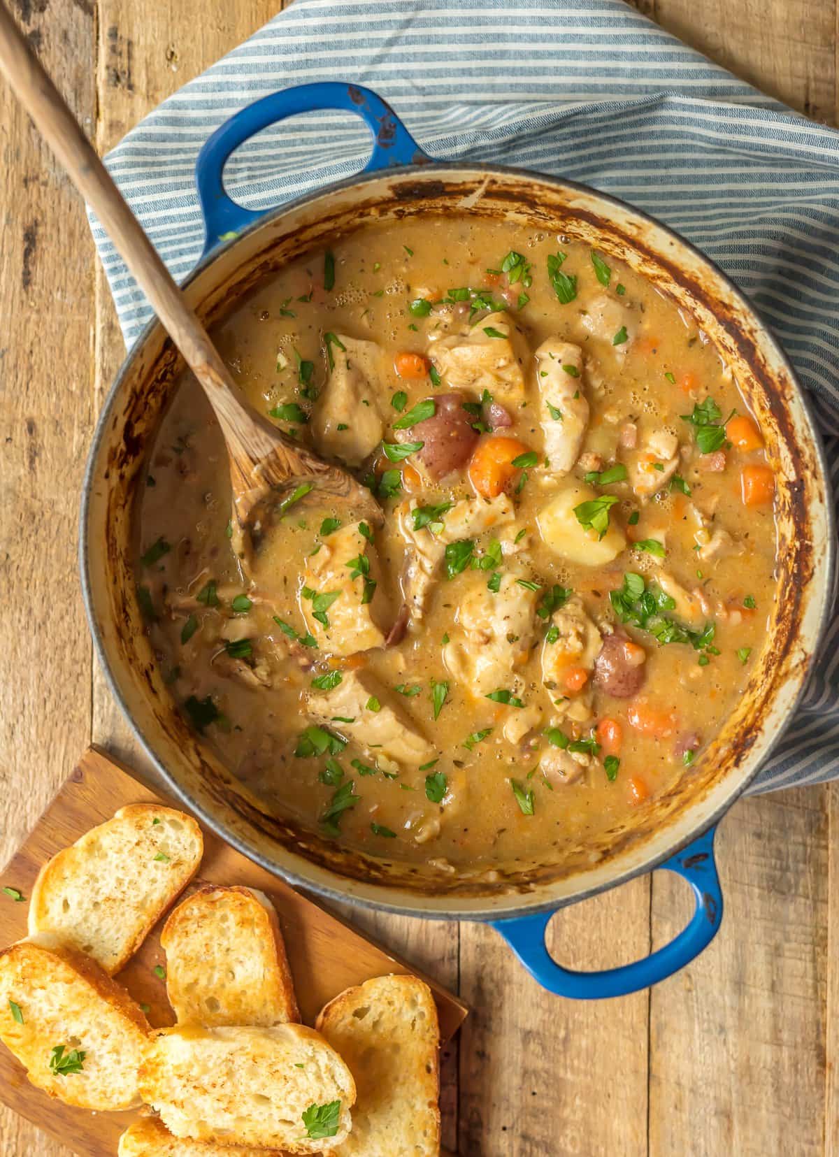 Receita de ensopado de frango com vinho branco em uma panela grande azul