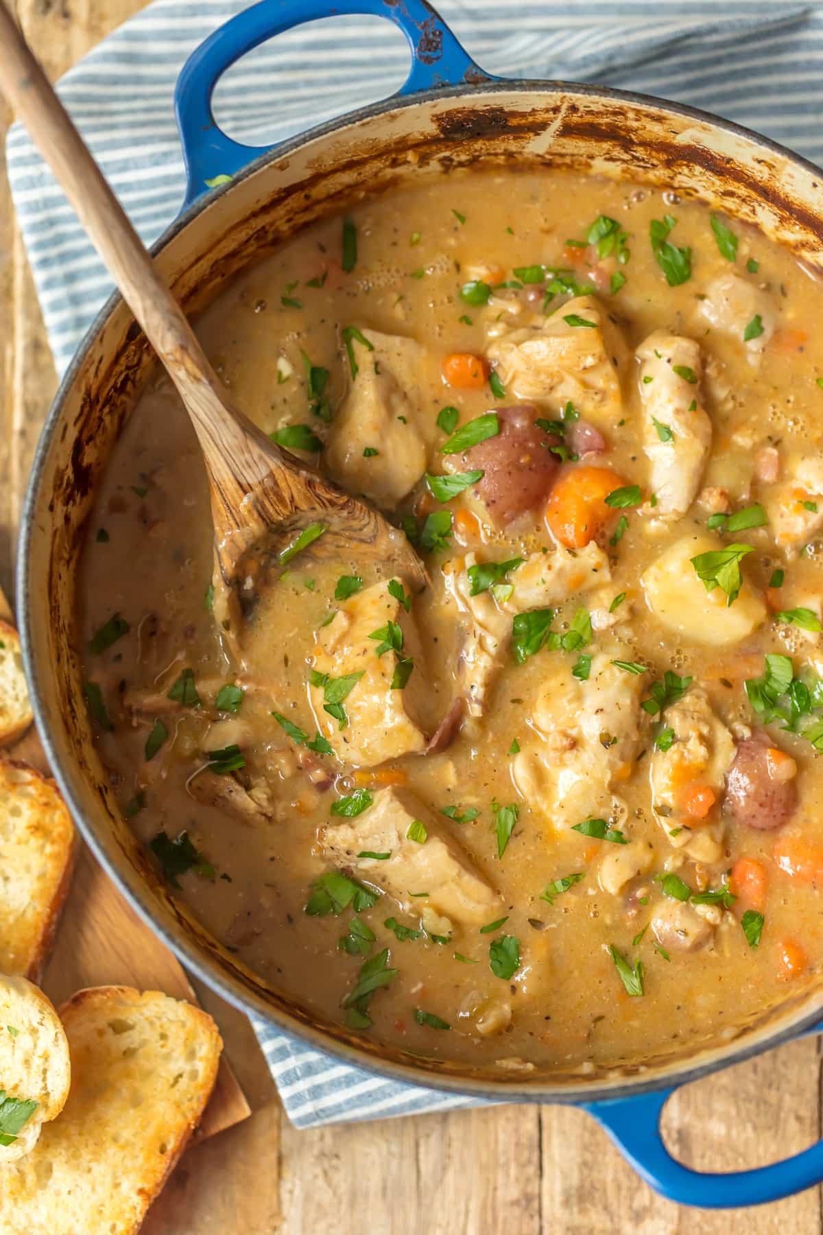 Receita de ensopado de frango com batatas, cenouras, vinho branco e muito mais