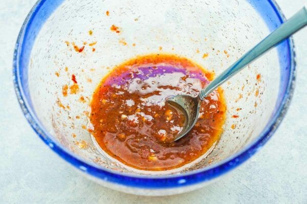 A receita de frango grelhado com alho e pimenta faz a marinada