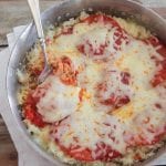 Uma panela de arroz com pizza de pepperoni