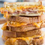 Presunto de queijo cozido derrete com chutney de maçã empilhada