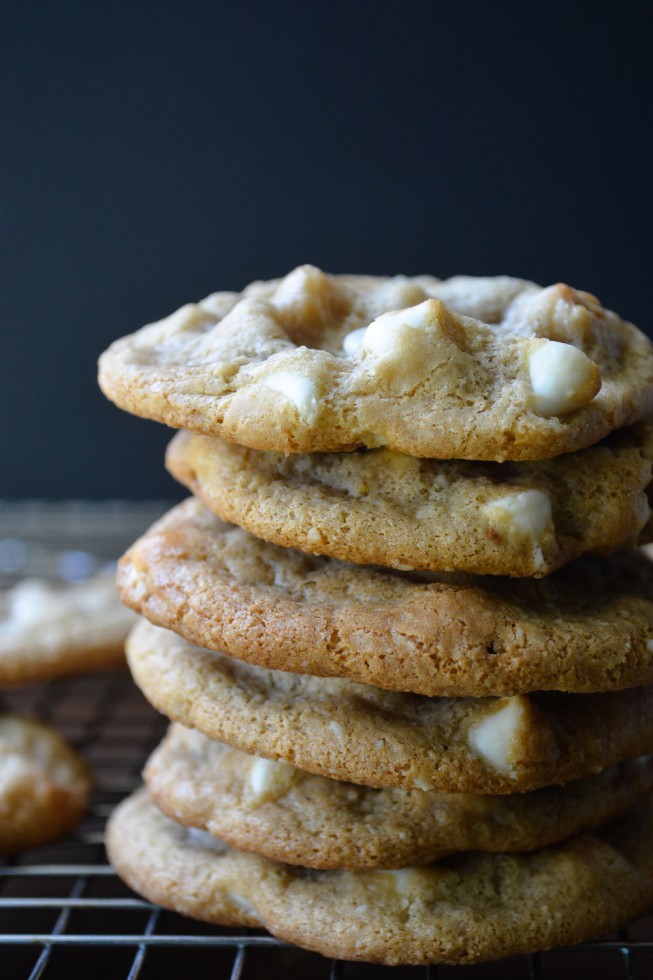 uma pilha de biscoitos de macadâmia sem farinha de chocolate branco - completamente sem glúten!