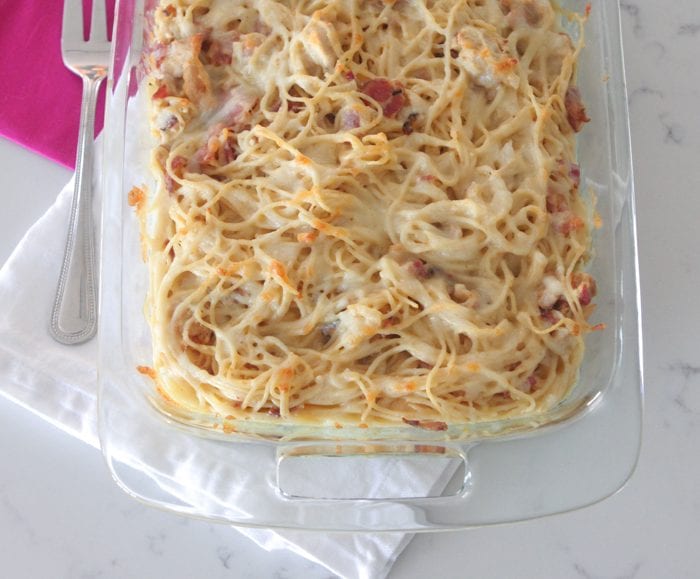 Espaguete assado com bacon e frango cremoso 