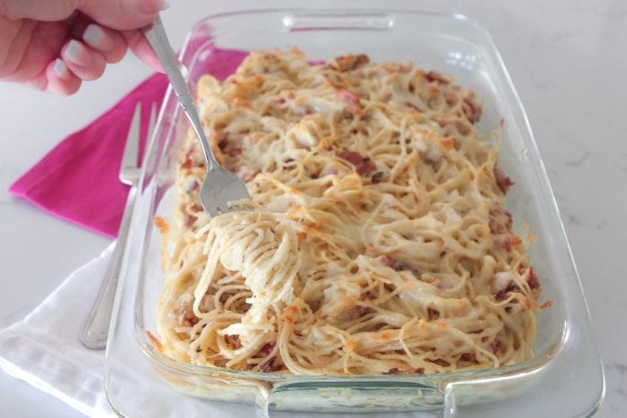 Espaguete assado com bacon e frango cremoso 