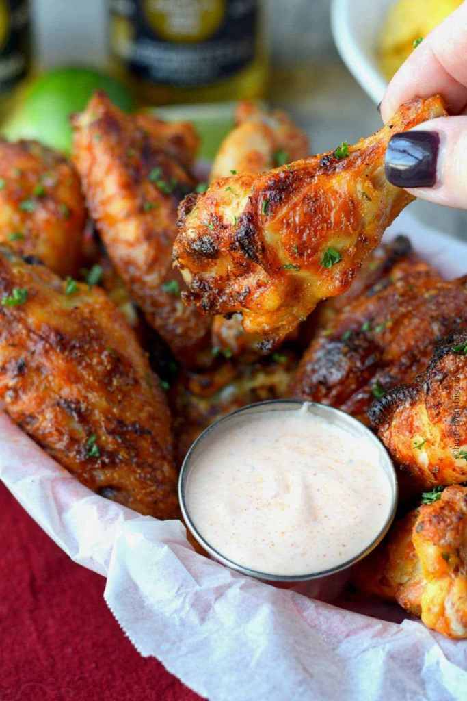 Asas de frango picante rancho mergulhado em molho sujo 