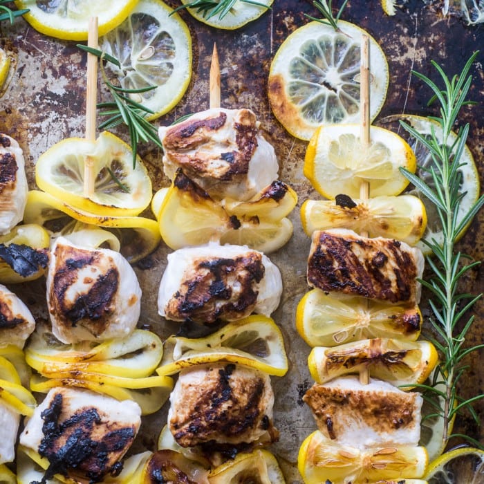 Espetos de frango com leitelho de limão e alecrim tzattziki