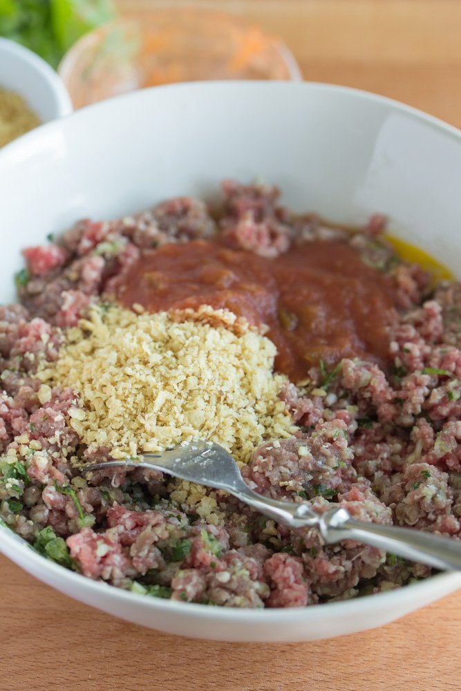 carne temperada com salgadinhos de milho triturados e molho - Southwest Meatloaf Burger