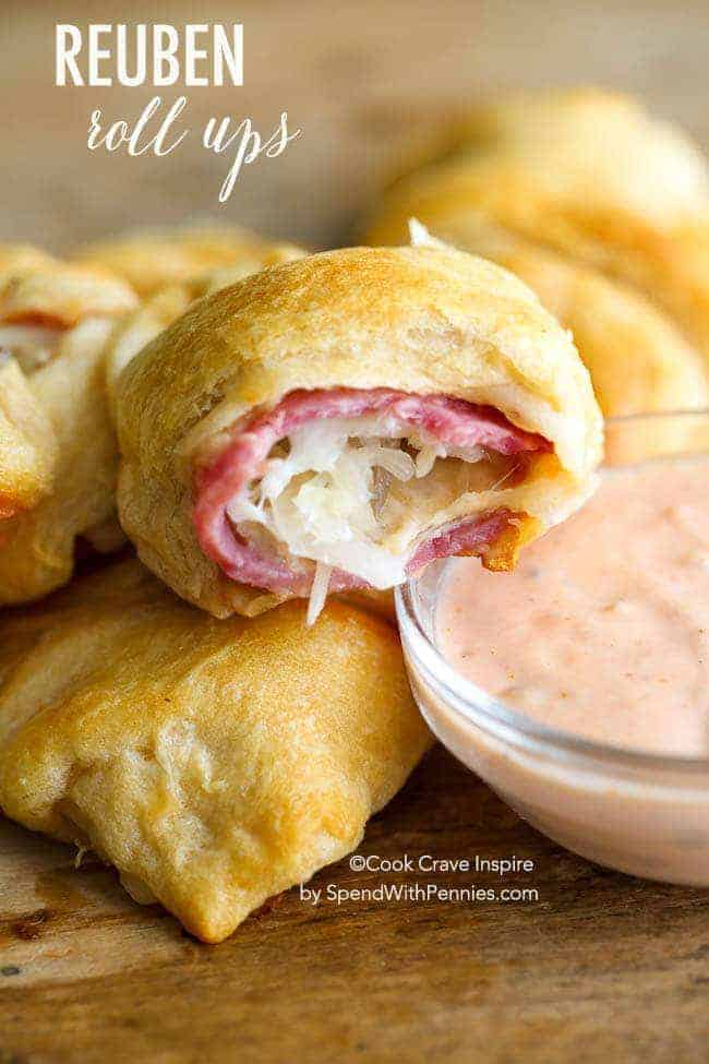Reuben Roll Ups! Toda a delícia de um sanduíche reuben em um rolo fácil de preparar! Perfeito para lanches, aperitivos ou almoços!