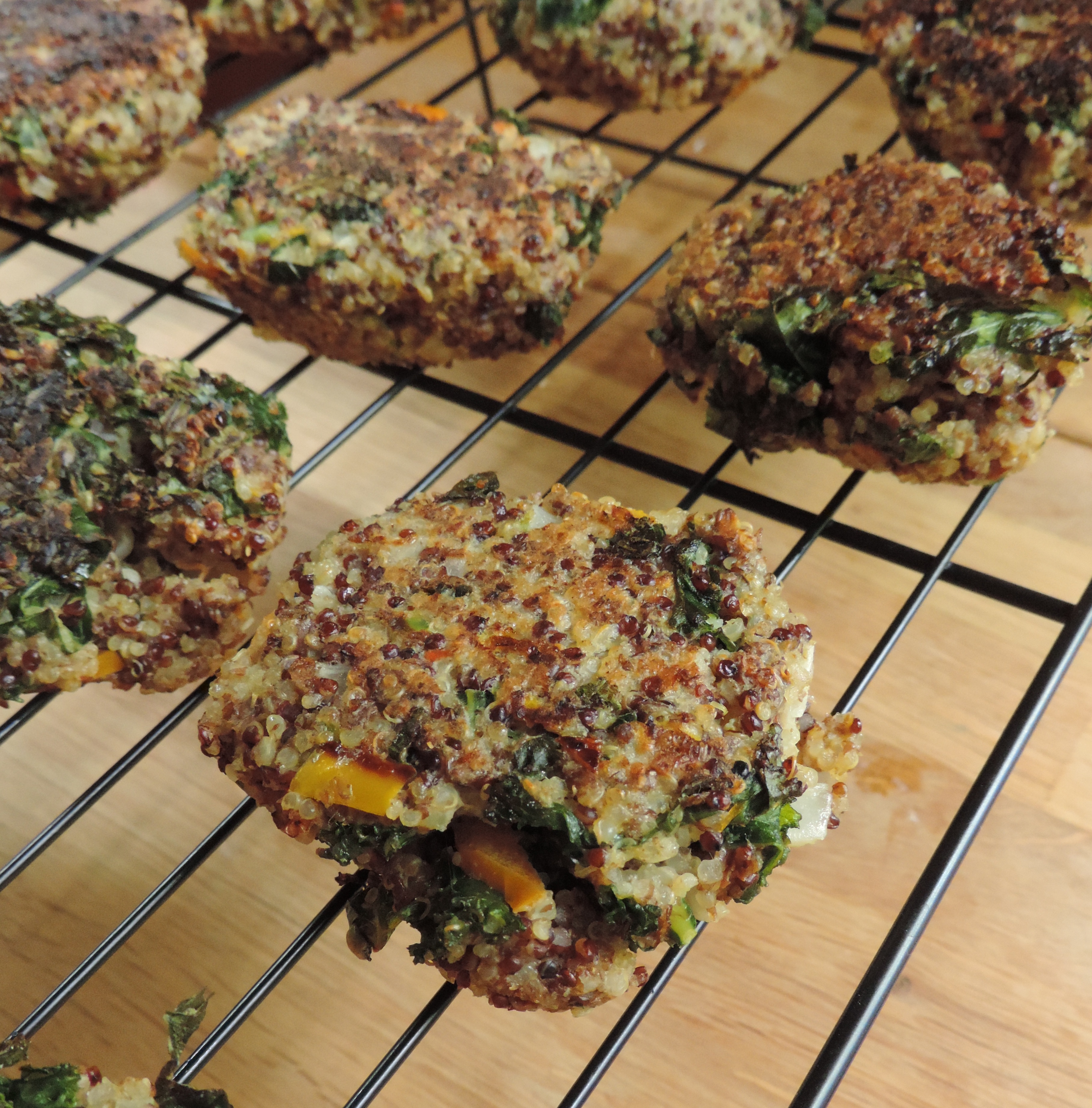 Empanadas de quinoa, couve e linhaça - ricos em nutrientes, saudáveis e naturalmente sem glúten!