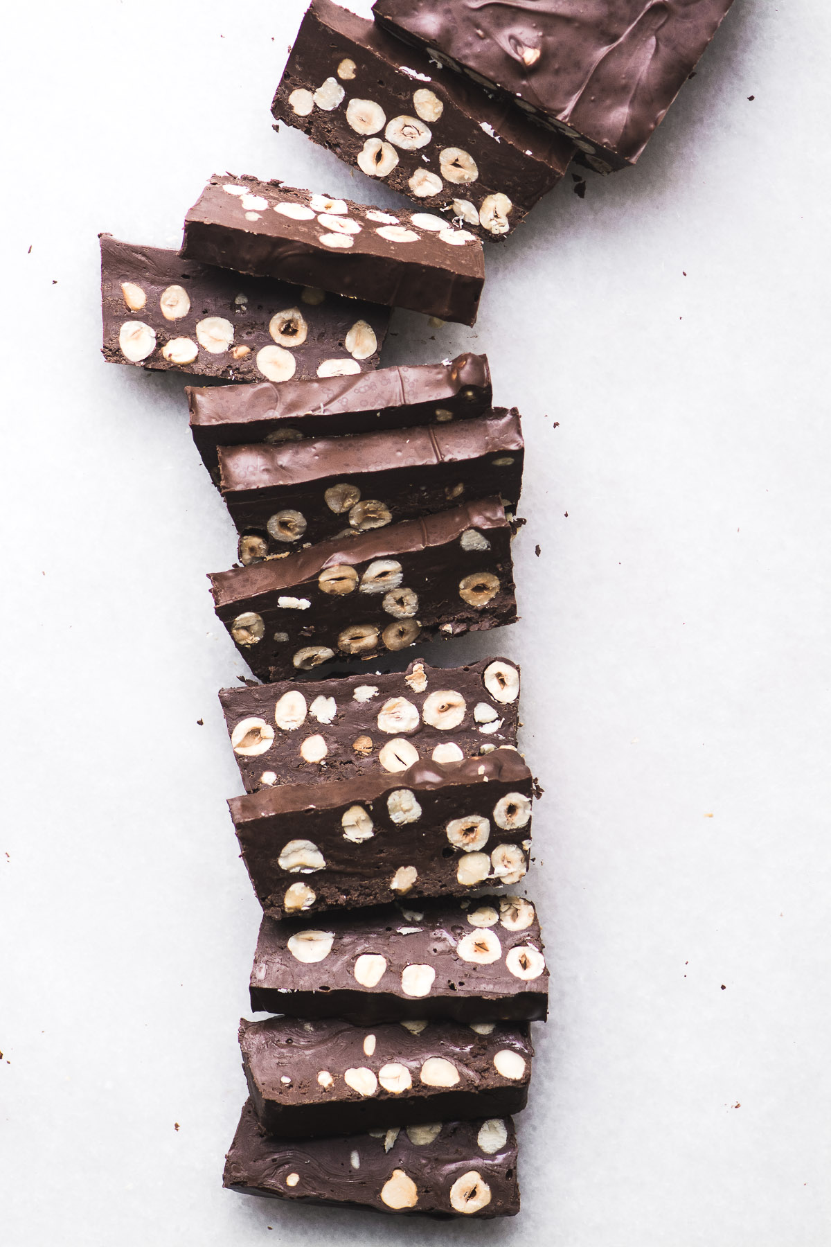 Torrone de chocolate, cortado em uma superfície de mármore