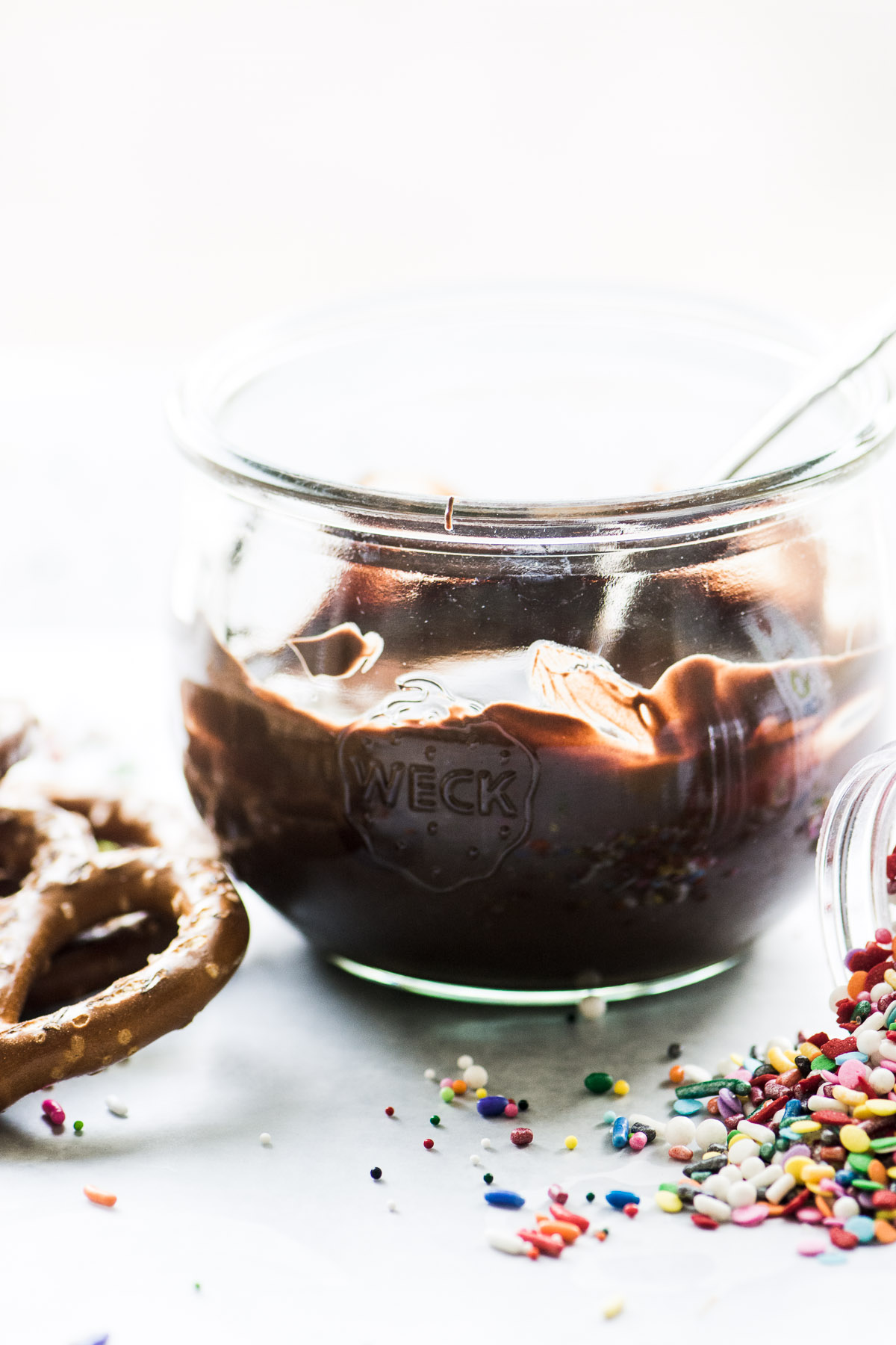 Derreta o chocolate para os pretzels mergulhados em chocolate