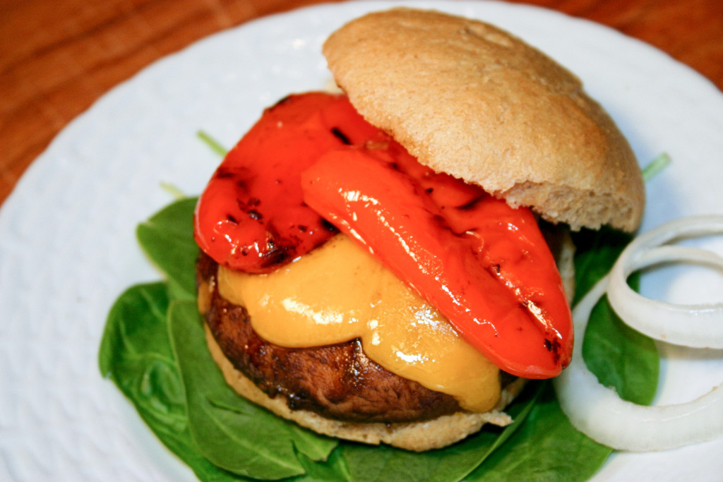 HambĂşrguer Portobello com pimentos assados ​​|