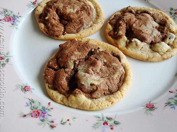 Bolinhos de microplaqueta de chocolate da pilha dobro